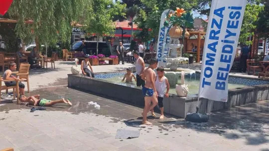 Sıcaktan bunalan çocuklar çareyi süs havuzunda buldu