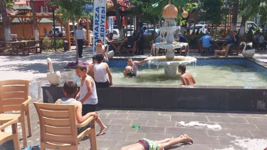 Sıcaktan bunalan çocuklar çareyi süs havuzunda buldu
