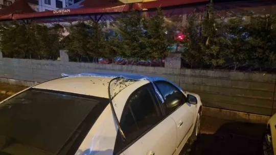 Şiddetli rüzgardan düşen cam otomobile isabet etti