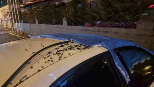Şiddetli rüzgardan düşen cam otomobile isabet etti