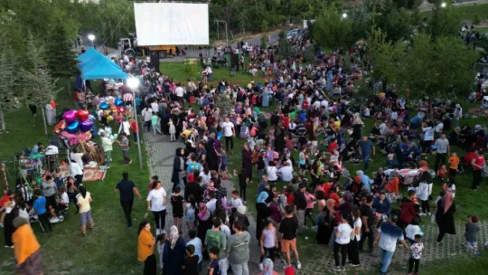 Şirintepe halkı açık hava sinemasına yoğun ilgi gösterdi