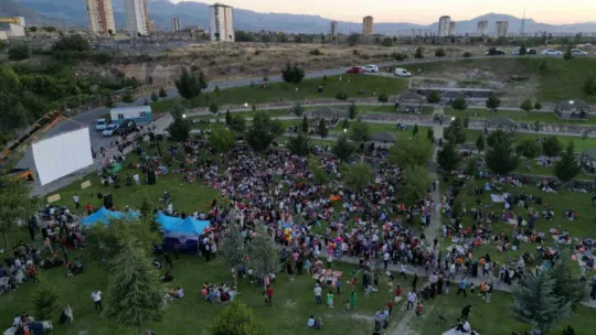 Şirintepe halkı açık hava sinemasına yoğun ilgi gösterdi