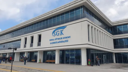 Sosyal Güvenlik Kurumu önü boş kaldı