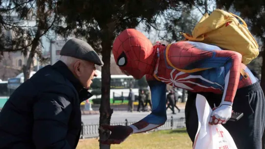 Spider-Man Kayseri pastırmasını ilk kez yedi, tadına bayıldı