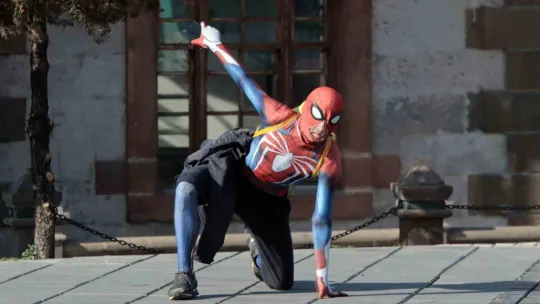 Spider-Man Kayseri pastırmasını ilk kez yedi, tadına bayıldı