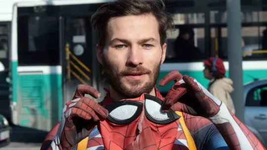 Spider-Man Kayseri pastırmasını ilk kez yedi, tadına bayıldı