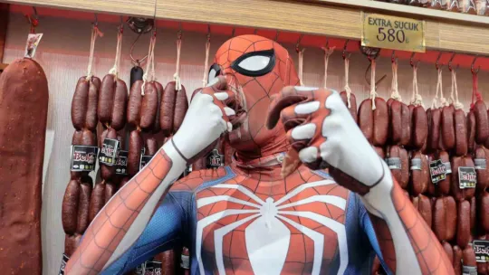 Spider-Man Kayseri pastırmasını ilk kez yedi, tadına bayıldı