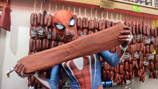 Spider-Man Kayseri pastırmasını ilk kez yedi, tadına bayıldı