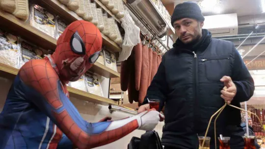 Spider-Man Kayseri pastırmasını ilk kez yedi, tadına bayıldı