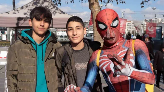 Spider-Man Kayseri pastırmasını ilk kez yedi, tadına bayıldı