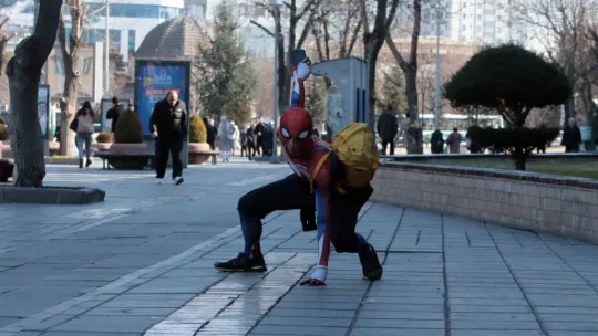 Spider-Man Kayseri pastırmasını ilk kez yedi, tadına bayıldı