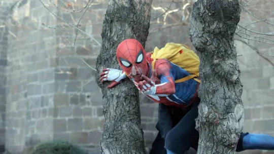 Spider-Man Kayseri pastırmasını ilk kez yedi, tadına bayıldı