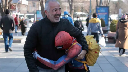 Spider-Man Kayseri pastırmasını ilk kez yedi, tadına bayıldı
