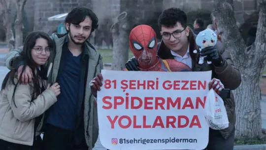 Spider-Man Kayseri pastırmasını ilk kez yedi, tadına bayıldı