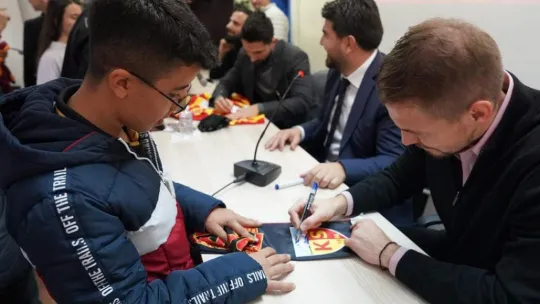 Stada değil, okula geldiler
