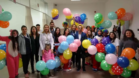 Stajyer öğrenciler hastanede neşe saçtı