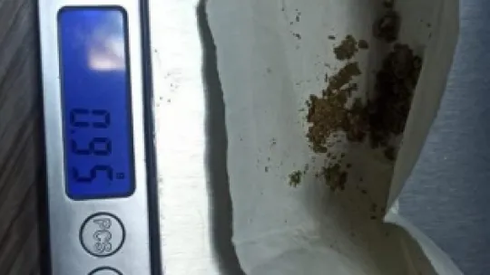 Şüphelenilen şahsın üzerinde peçeteye sarılı uyuşturucu bulundu