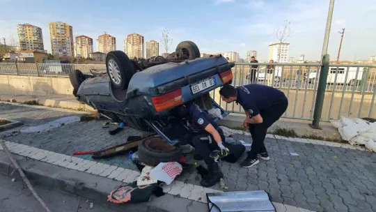Takla atan otomobil kanala düşmeden son anda durdu: 1 yaralı
