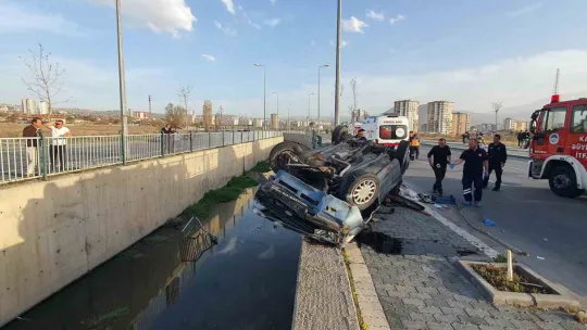 Takla atan otomobil kanala düşmeden son anda durdu: 1 yaralı