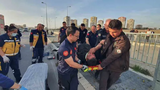 Takla atan otomobil kanala düşmeden son anda durdu: 1 yaralı