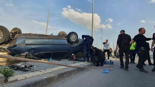 Takla atan otomobil kanala düşmeden son anda durdu: 1 yaralı