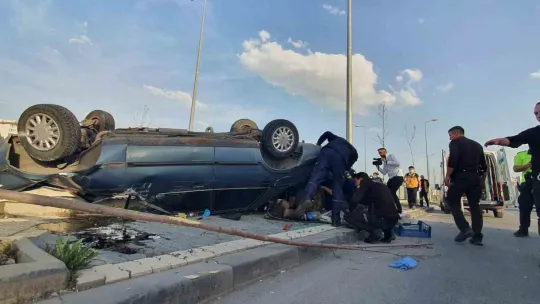 Takla atan otomobil kanala düşmeden son anda durdu: 1 yaralı