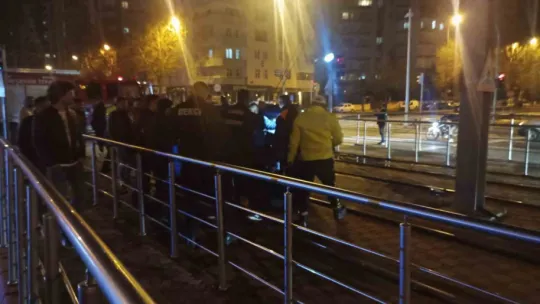Takla attığı aracı bırakıp kaçtı