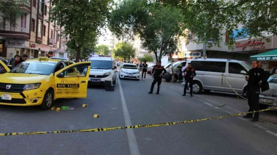 Taksi sahibinin oğlu, şoförü kafasından vurdu
