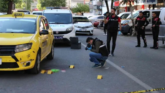Taksi sahibinin oğlu, şoförü kafasından vurdu