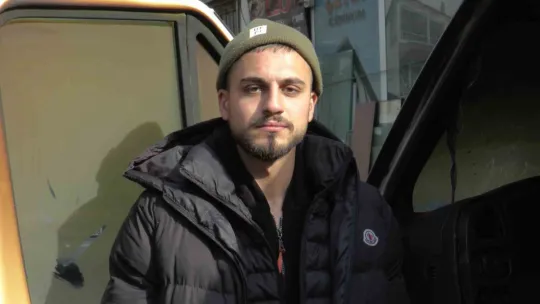 Akü takviye yaparken minibüsü yaktı