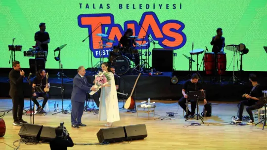 Talas Festivali'ne Elif Buse Doğan türküleriyle renk kattı
