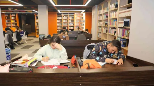 Talas'ın kütüphanelerine ara tatilde de yoğun ilgi