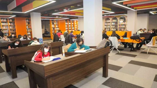 Talas'ın kütüphanelerine ara tatilde de yoğun ilgi