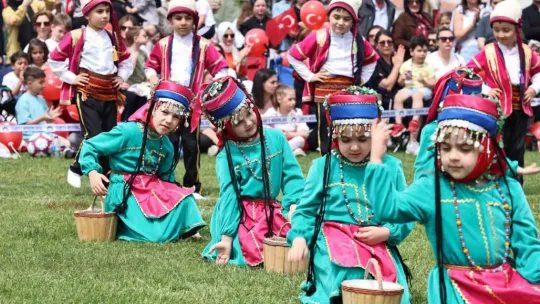 Talas'ta 23 Nisan coşkusu alanlardan taştı