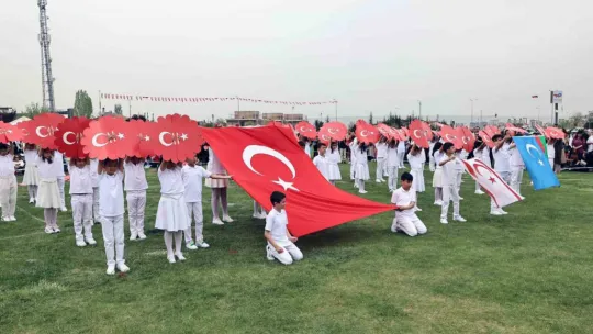 Talas'ta 23 Nisan coşkusu alanlardan taştı