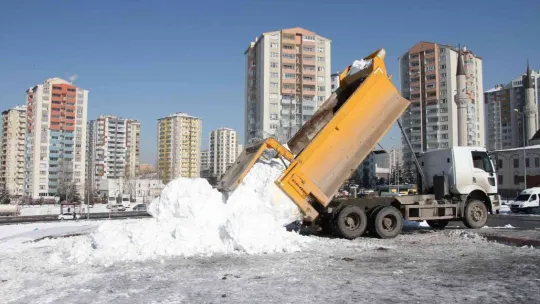 Talas'ta çocukların kızak keyfi için kamyonlarla kar taşındı