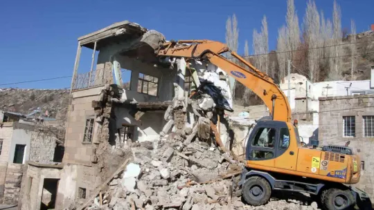 Talas'ta metruk bina yıkılıyor