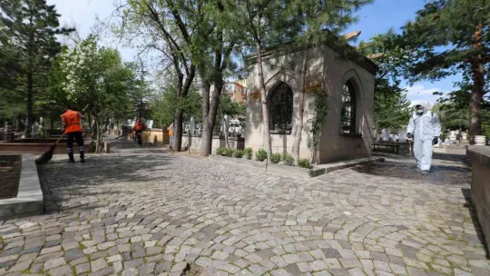 Talas'ta mezarlıklar bayrama hazırlanıyor
