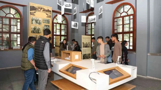 Talas'ta öğrenciler hem geziyor hem öğreniyor