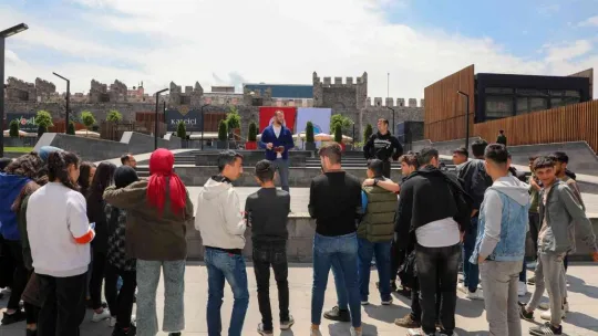 Talas'ta öğrenciler hem geziyor hem öğreniyor