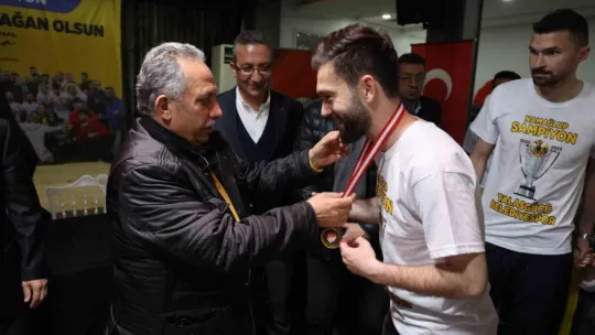Talasgücü Belediyespor şampiyonluğu kutladı