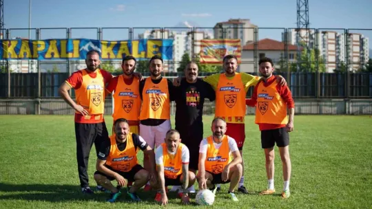 Taraftarlar, tribünden sahaya indi