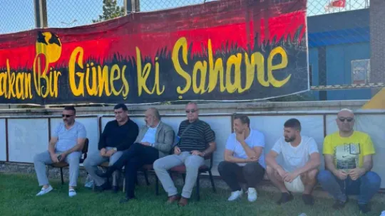 Taraftarlar, tribünden sahaya indi