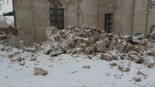 Tarihi cami depremde yıkıldı