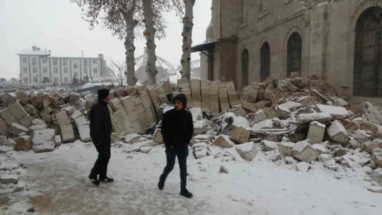 Tarihi cami depremde yıkıldı