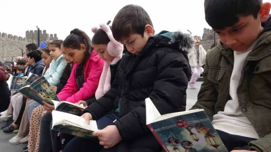 Tarihi kalede 7'den 70'e kitap okudular