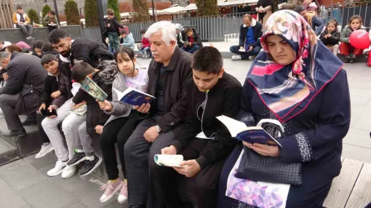 Tarihi kalede 7'den 70'e kitap okudular