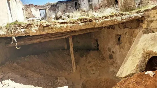 Tarihi kilisede define arayan 3 kişi suçüstü yakalandı