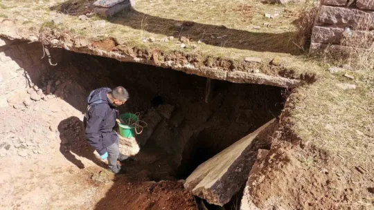 Tarihi kilisede define arayan 3 kişi suçüstü yakalandı