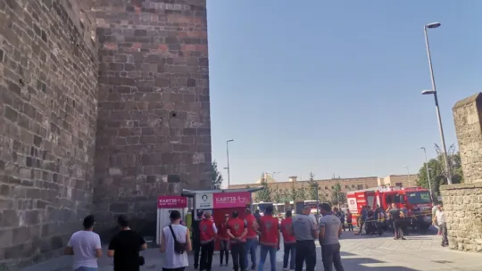 Tarihi Surlarda yine bir intihar şovu